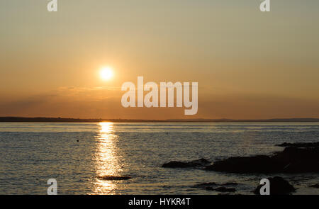 Tramonto sul mare irlandese a Skerries villaggio in Irlanda Foto Stock