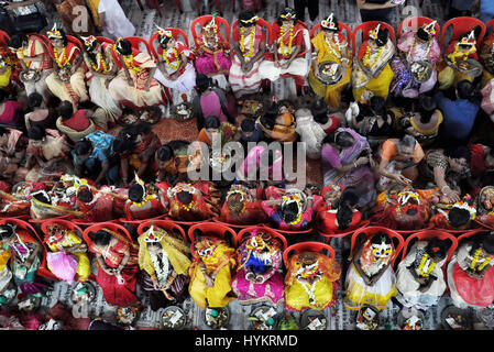 Kolkata, India. 05 apr, 2017. India devoti Indù adorano le giovani ragazze come Kumari in occasione del Basanti Puja o Navratri festival presso Adyapith vicino a Kolkata. Kumari, è la tradizione di adorazione dei giovani pre-pubescent ragazze come manifestazioni della divina energia femmina o Devi in Indù tradizioni religiose. Credito: Saikat Paolo/Pacific Press/Alamy Live News Foto Stock