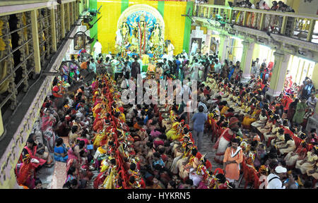 Kolkata, India. 05 apr, 2017. India devoti Indù adorano le giovani ragazze come Kumari in occasione del Basanti Puja o Navratri festival presso Adyapith vicino a Kolkata. Kumari, è la tradizione di adorazione dei giovani pre-pubescent ragazze come manifestazioni della divina energia femmina o Devi in Indù tradizioni religiose. Credito: Saikat Paolo/Pacific Press/Alamy Live News Foto Stock