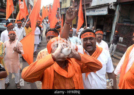 Kolkata, India. 05 apr, 2017. Suoni indù sankha durante il rally in Kolkata.Shree Ram devoti tenere rally popolarmente noto come ?Sobha Yatra? In occasione della Ram Navami in Kolkata insieme con le altre parti dell'India. Credito: Saikat Paolo/Pacific Press/Alamy Live News Foto Stock