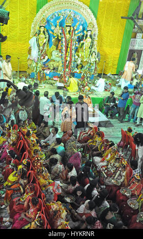 Kolkata, India. 05 apr, 2017. India devoti Indù adorano le giovani ragazze come Kumari in occasione del Basanti Puja o Navratri festival presso Adyapith vicino a Kolkata. Kumari, è la tradizione di adorazione dei giovani pre-pubescent ragazze come manifestazioni della divina energia femmina o Devi in Indù tradizioni religiose. Credito: Saikat Paolo/Pacific Press/Alamy Live News Foto Stock