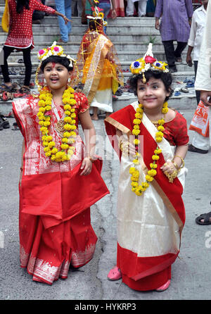 Kolkata, India. 05 apr, 2017. India devoti Indù adorano le giovani ragazze come Kumari in occasione del Basanti Puja o Navratri festival presso Adyapith vicino a Kolkata. Kumari, è la tradizione di adorazione dei giovani pre-pubescent ragazze come manifestazioni della divina energia femmina o Devi in Indù tradizioni religiose. Credito: Saikat Paolo/Pacific Press/Alamy Live News Foto Stock