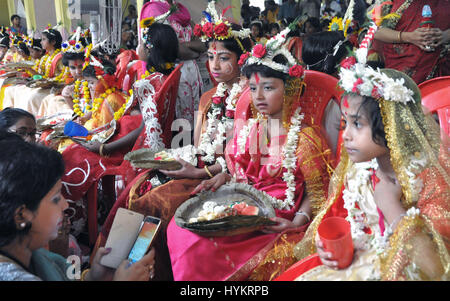 Kolkata, India. 05 apr, 2017. India devoti Indù adorano le giovani ragazze come Kumari in occasione del Basanti Puja o Navratri festival presso Adyapith vicino a Kolkata. Kumari, è la tradizione di adorazione dei giovani pre-pubescent ragazze come manifestazioni della divina energia femmina o Devi in Indù tradizioni religiose. Credito: Saikat Paolo/Pacific Press/Alamy Live News Foto Stock