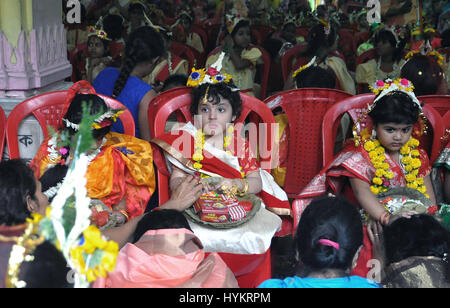 Kolkata, India. 05 apr, 2017. India devoti Indù adorano le giovani ragazze come Kumari in occasione del Basanti Puja o Navratri festival presso Adyapith vicino a Kolkata. Kumari, è la tradizione di adorazione dei giovani pre-pubescent ragazze come manifestazioni della divina energia femmina o Devi in Indù tradizioni religiose. Credito: Saikat Paolo/Pacific Press/Alamy Live News Foto Stock