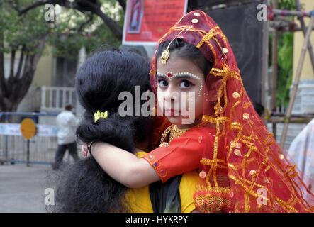 Kolkata, India. 05 apr, 2017. India devoti Indù adorano le giovani ragazze come Kumari in occasione del Basanti Puja o Navratri festival presso Adyapith vicino a Kolkata. Kumari, è la tradizione di adorazione dei giovani pre-pubescent ragazze come manifestazioni della divina energia femmina o Devi in Indù tradizioni religiose. Credito: Saikat Paolo/Pacific Press/Alamy Live News Foto Stock