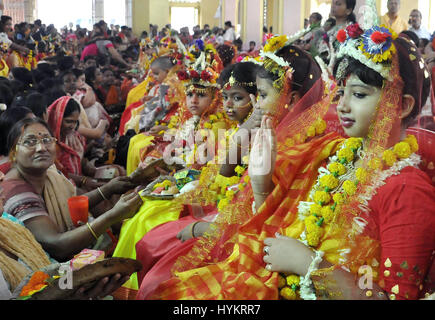 Kolkata, India. 05 apr, 2017. India devoti Indù adorano le giovani ragazze come Kumari in occasione del Basanti Puja o Navratri festival presso Adyapith vicino a Kolkata. Kumari, è la tradizione di adorazione dei giovani pre-pubescent ragazze come manifestazioni della divina energia femmina o Devi in Indù tradizioni religiose. Credito: Saikat Paolo/Pacific Press/Alamy Live News Foto Stock