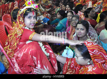 Kolkata, India. 05 apr, 2017. India devoti Indù adorano le giovani ragazze come Kumari in occasione del Basanti Puja o Navratri festival presso Adyapith vicino a Kolkata. Kumari, è la tradizione di adorazione dei giovani pre-pubescent ragazze come manifestazioni della divina energia femmina o Devi in Indù tradizioni religiose. Credito: Saikat Paolo/Pacific Press/Alamy Live News Foto Stock