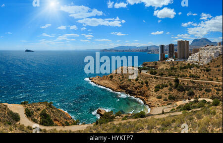 Grattacieli sulla rocciosa costa sunshiny. La città di Benidorm costa summer view (Costa Blanca, Alicante, Spagna). Foto Stock