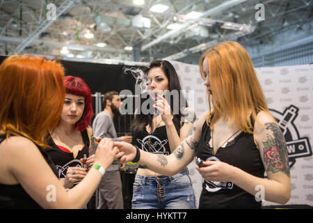 Poznan, Polonia: visitatori presso il tattoo convention mostrare loro i tatuaggi. Inchiostrato in uomini con il corpo pieno di tatuaggi al signore avente la più intima parti decorate questo tattoo convention è un corpo amante dell'arte di paradiso. Le immagini mostrano come gli ospiti a Poznan Tattoo Convention, Polonia goduto diventando parte della mostra - consentendo la 300 che presenta degli artisti del tatuaggio ad inchiostro i loro corpi. La convenzione viene eseguito questo weekend dal 19 Marzo 20th. Foto Stock