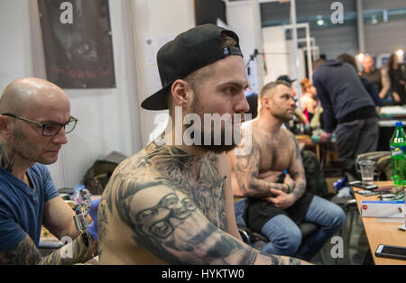 Poznan, Polonia: inchiostrato in uomini con il corpo pieno di tatuaggi al signore avente la più intima parti decorate questo tattoo convention è un corpo amante dell'arte di paradiso. Le immagini mostrano come gli ospiti a Poznan Tattoo Convention, Polonia goduto diventando parte della mostra - consentendo la 300 che presenta degli artisti del tatuaggio ad inchiostro i loro corpi. La convenzione viene eseguito questo weekend dal 19 Marzo 20th. Foto Stock