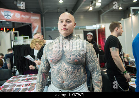 Poznan, Polonia: inchiostrato in uomini con il corpo pieno di tatuaggi al signore avente la più intima parti decorate questo tattoo convention è un corpo amante dell'arte di paradiso. Le immagini mostrano come gli ospiti a Poznan Tattoo Convention, Polonia goduto diventando parte della mostra - consentendo la 300 che presenta degli artisti del tatuaggio ad inchiostro i loro corpi. La convenzione viene eseguito questo weekend dal 19 Marzo 20th. Foto Stock