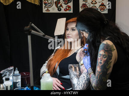 Poznan, Polonia: inchiostrato in uomini con il corpo pieno di tatuaggi al signore avente la più intima parti decorate questo tattoo convention è un corpo amante dell'arte di paradiso. Le immagini mostrano come gli ospiti a Poznan Tattoo Convention, Polonia goduto diventando parte della mostra - consentendo la 300 che presenta degli artisti del tatuaggio ad inchiostro i loro corpi. La convenzione viene eseguito questo weekend dal 19 Marzo 20th. Foto Stock