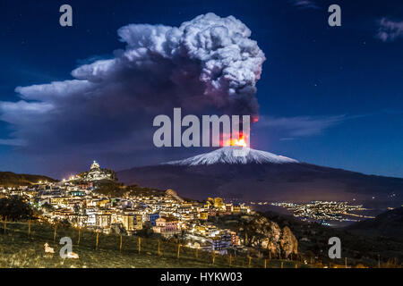 MESSINA, SICILIA: una fotografia notturna dell'eruzione al Monte Etna, presi da San Teodoro.una centrale nucleare a fungo sabbiatura cloud dal Monte Etna in Sicilia sono state catturate da un attonito uomo locale. Ruggito di fiamme e di enormi pennacchi di fumo può essere visto il pompaggio della parte superiore di uno dei vulcani più attivi al mondo. Le immagini mostrano come gli abitanti della Sicilia vivono all'ombra di questo mostro di montagna, che misura undici mille metri in altezza ed è il luogo dove il dio degli antichi Romani di fuoco, Vulcan costruito la sua officina. Agricoltura Officer Fernando Famiani (51) da San Teodoro, Messina in Sicil Foto Stock