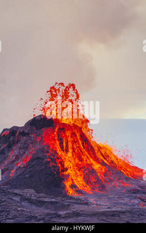 Esclusiva di Big Island delle Hawaii,: cono spruzzi esplode vicino alla Pu'u'O'o sfiato. Vulcano-ricercatori prelevare campioni per aiutare a prevenire le Hawaii città di essere inghiottito dalla lava.Se pensavate che il vostro lavoro è stato difficile un pensiero di ricambio per questi vulcano-ossessionati ricercatori che deve afferrare campioni di roccia fusa - che fino a 1.200 gradi centigradi può essere abbastanza caldo per girare un umano non protetti alla polvere se sono sfortunato abbastanza da essere colpito da esso. Come scegliere tra tutto ciò che rimane della città di Kalapana - 180 case di ingestione da parte del vicino vulcano Kilauea, gli scienziati devono indossare tute simili a quelle wo Foto Stock