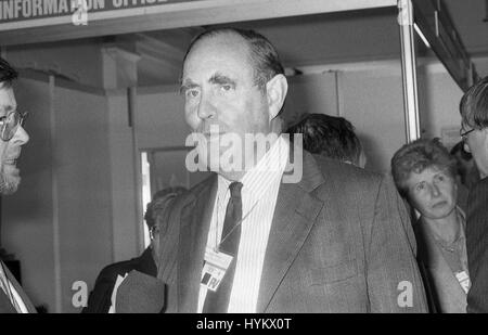 Rt. L'on. Peter Brooke, Segretario di Stato per l'Irlanda del Nord e membro del partito conservatore del Parlamento per la città di Londra e Westminster Sud, assiste la conferenza delle parti di Blackpool, in Inghilterra il 10 ottobre 1989. Foto Stock