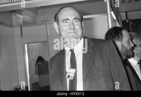 Rt. L'on. Peter Brooke, Segretario di Stato per l'Irlanda del Nord e membro del partito conservatore del Parlamento per la città di Londra e Westminster Sud, assiste la conferenza delle parti di Blackpool, in Inghilterra il 10 ottobre 1989. Foto Stock