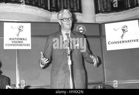 Rt. L'on. Douglas HURD, Segretario di Stato per gli affari esteri e membro del partito conservatore del Parlamento per Witney, parla a un incontro della frangia durante la conferenza di partito di Blackpool, in Inghilterra il 10 ottobre 1989. Foto Stock