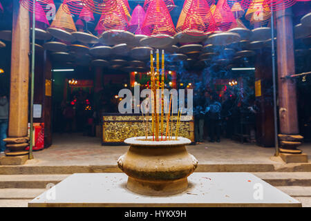 Hong Kong, Hong Kong - 11 Marzo 2017: all'interno del Tempio di Tin Hau in Yau Ma Tei, Kowloon, Hong Kong. Il Tempio di Tin Hau fu eretta probabilmente a questo Foto Stock