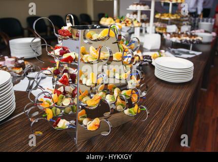 Splendidamente decorate tabella per banchetti con frutta fresca. Foto Stock