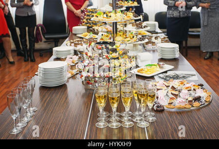 Fancy serviti buffet di frutta sulla parte di lusso tabella nel ristorante Foto Stock