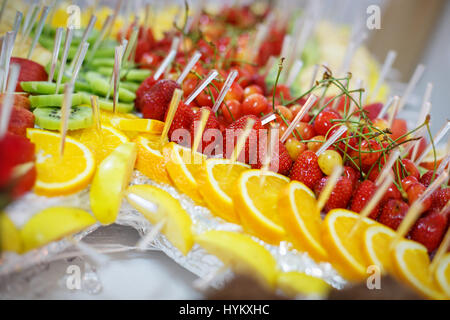 Fancy serviti buffet di frutta sulla parte di lusso tabella nel ristorante. Foto Stock