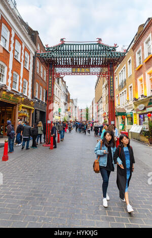 London, Regno Unito - 18 Giugno 2016: street scene di Chinatown con persone non identificate. Chinatown è parte dell'area Soho con una gamma di ristoranti cinesi Foto Stock