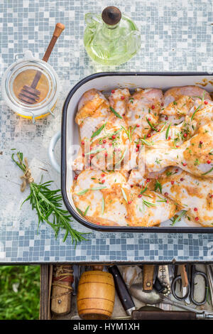 Fresche le cosce di pollo con rosmarino e sale Foto Stock