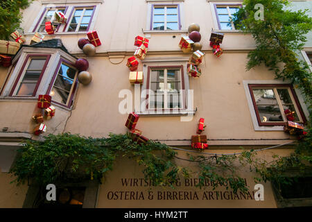 Le decorazioni di Natale in una casa presso il tradizionale mercatino di Natale di Bolzano, in Italia. Foto Stock