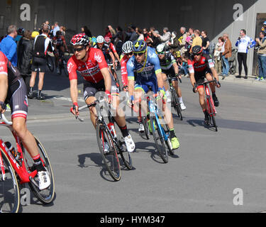 Aalst, Belgio, 2 aprile 2017: i concorrenti racing nel tour delle Fiandre attraverso le strade di Aalst. è il fiammingo più importante manifestazione ciclistica Foto Stock