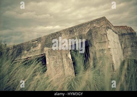 Rovine di bunker in Juno Beach, COURSEULLES sur Mer, Normandia, Francia Foto Stock