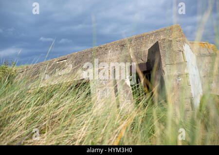 Rovine di bunker in Juno Beach, COURSEULLES sur Mer, Normandia, Francia Foto Stock