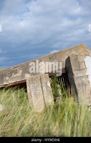 Rovine di bunker in Juno Beach, COURSEULLES sur Mer, Normandia, Francia Foto Stock