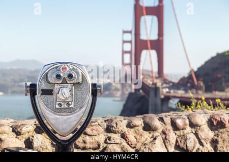 Visualizzazione classica del gettone binocolo con il famoso Golden Gate Bridge in background su una bella giornata di sole con cielo blu e nuvole in estate Foto Stock