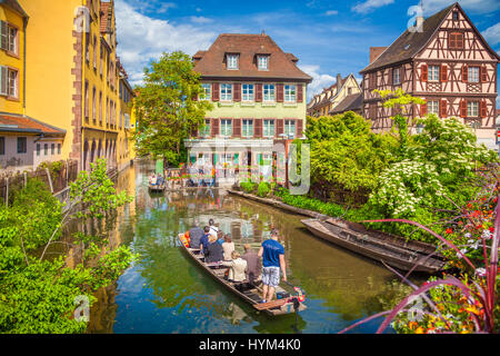 Bellissima vista del centro storico di Colmar, noto anche come piccola Venezia, con turisti facendo un giro in barca sul fiume Lauch in estate, Alsazia, Francia Foto Stock