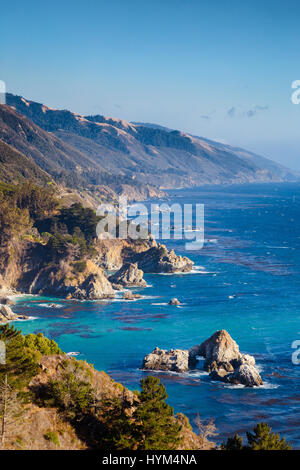 Costa frastagliata di Big Sur con Santa Lucia montagne lungo la famosa Strada Statale 1 illuminato in beautiful Golden luce della sera al tramonto, CALIFORNIA, STATI UNITI D'AMERICA Foto Stock