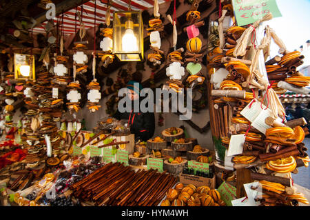 Un espositore nel suo stand di prodotti tipici presso i tradizionali mercatini di Natale di Bolzano, in Italia. Foto Stock