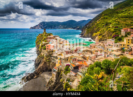 Bellissima vista di Vernazza, uno dei cinque famosi villaggi di pescatori delle Cinque Terre con drammatica cloudscape al tramonto in Liguria, Italia Foto Stock