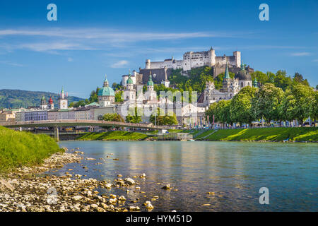 Splendida vista sullo skyline di Salisburgo con il Festung Hohensalzburg e il fiume Salzach in estate, a Salisburgo Salzburger Land, Austria Foto Stock