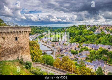 Vista aerea della città storica di Dinan con fiume Rance con drammatica cloudscape, Cotes-d'Armor dipartimento, Bretagne, Francia nordoccidentale Foto Stock