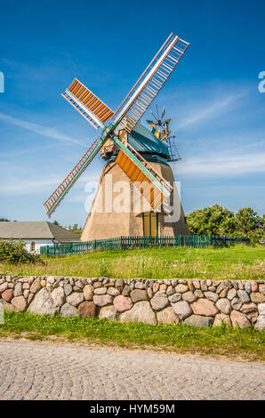 Mulino a vento tradizionale in uno splendido scenario con il cielo blu e nuvole in una giornata di sole in estate Foto Stock