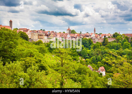 Bellissima vista sulla storica città di Rothenburg ob der Tauber, Franconia, Baviera, Germania Foto Stock