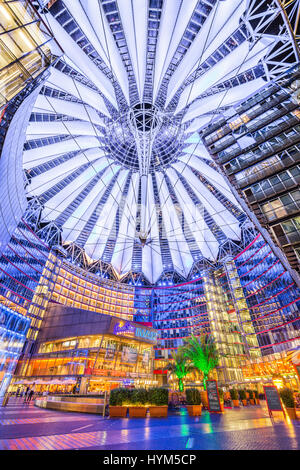 Famoso il Sony Center di Potsdamer Platz illuminata di notte a Berlino, Germania Foto Stock