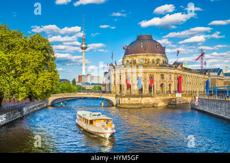 Bellissima vista di Berlino la Museumsinsel (Isola dei Musei) con la famosa torre della televisione e le gite in barca sul fiume Sprea in bella luce della sera al tramonto Foto Stock