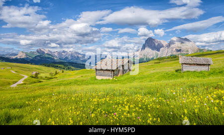 Bella vista della montagna idilliaco paesaggio di montagna con un tradizionale vecchio chalet di montagna e freschi prati verdi in una giornata di sole con cielo blu in primavera Foto Stock