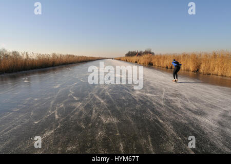 Collo, Wijdewormer, Paesi Bassi 10-Gennaio-2009: Ghiaccio scating nel paesaggio invernale. Un tradizionale ice scating tour 'De Bannetocht' Foto Stock