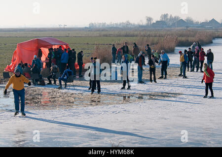 Collo, Wijdewormer, Paesi Bassi 10-Gennaio-2009: Ghiaccio scating nel paesaggio invernale. Un tradizionale ice scating tour 'De Bannetocht' Foto Stock