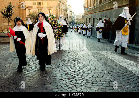 Enna, Sicilia, Italia - 25 Marzo 2016: - religiosi Parade, nella città di Enna, la Sicilia per la Santa Pasqua che dura per tutto il pomeriggio e la sera. Foto Stock