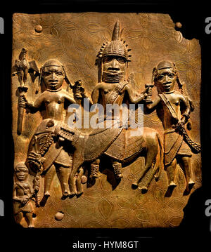 In bronzo di placca in ottone che mostra la soluzione OBA del Benin con assistenti di popoli Edo, XVI secolo D.C. dal Benin Nigeria Africa African Foto Stock