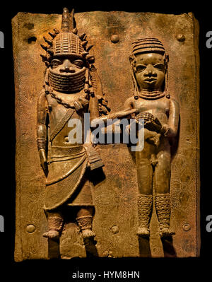 In bronzo di placca in ottone che mostra la soluzione OBA del Benin con assistenti di popoli Edo, XVI secolo D.C. dal Benin Nigeria Africa African Foto Stock