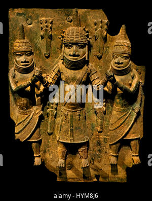 In bronzo di placca in ottone che mostra la soluzione OBA del Benin con assistenti di popoli Edo, XVI secolo D.C. dal Benin Nigeria Africa African Foto Stock